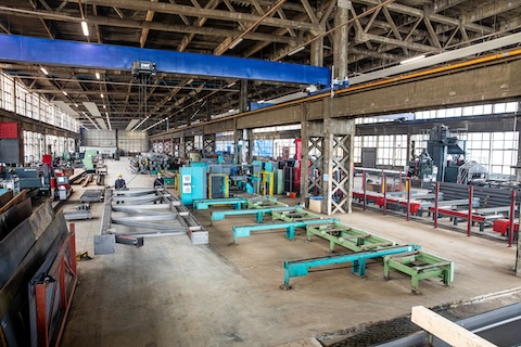 Production hall, working with steel